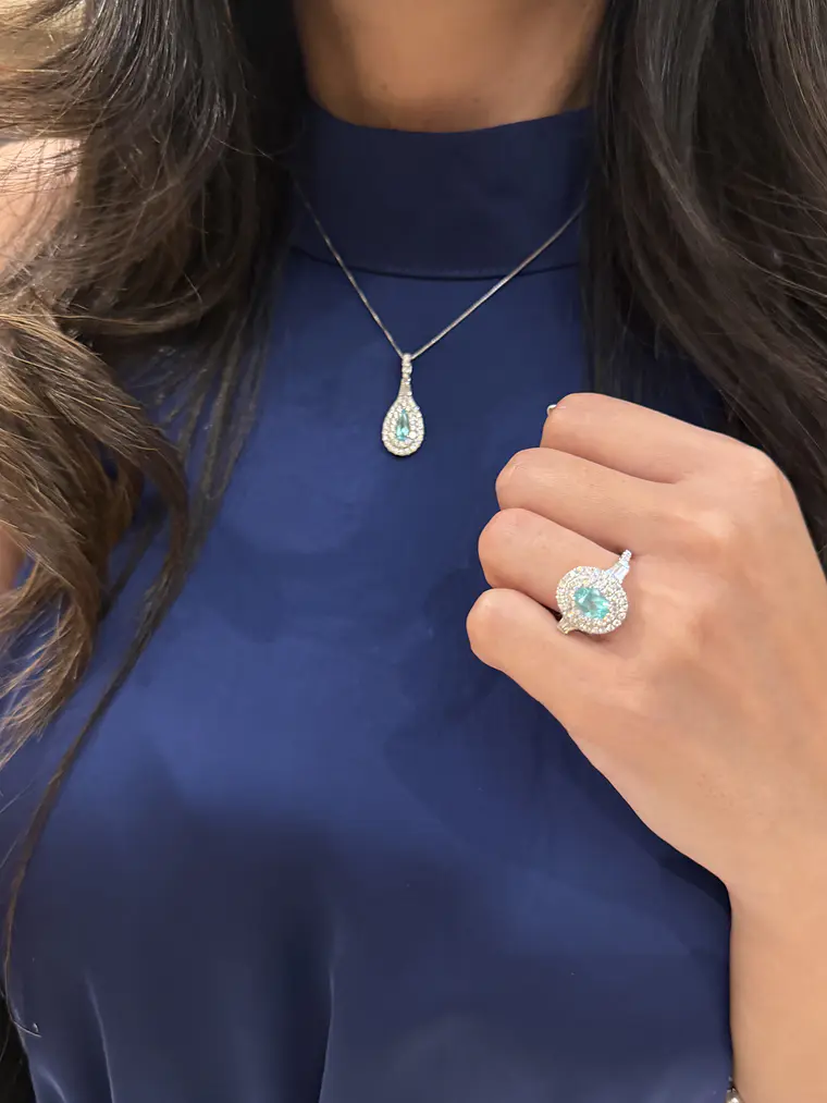 Precioso Anillo Turmalina Paraíba Natural Halo de Diamantes en Oro Blanco 18K 4