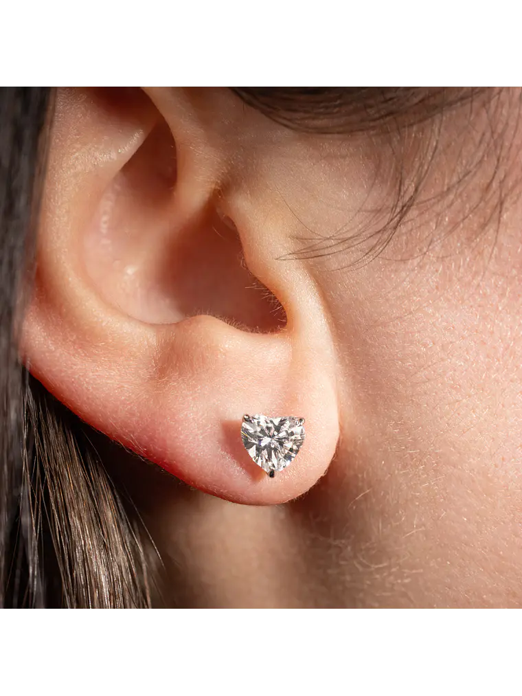 Aros Stud Solitarios Diamantes Corazón en Oro Blanco 18K 4