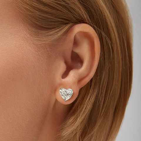Aros Stud Solitarios Diamantes Corazón en Oro Blanco 18K