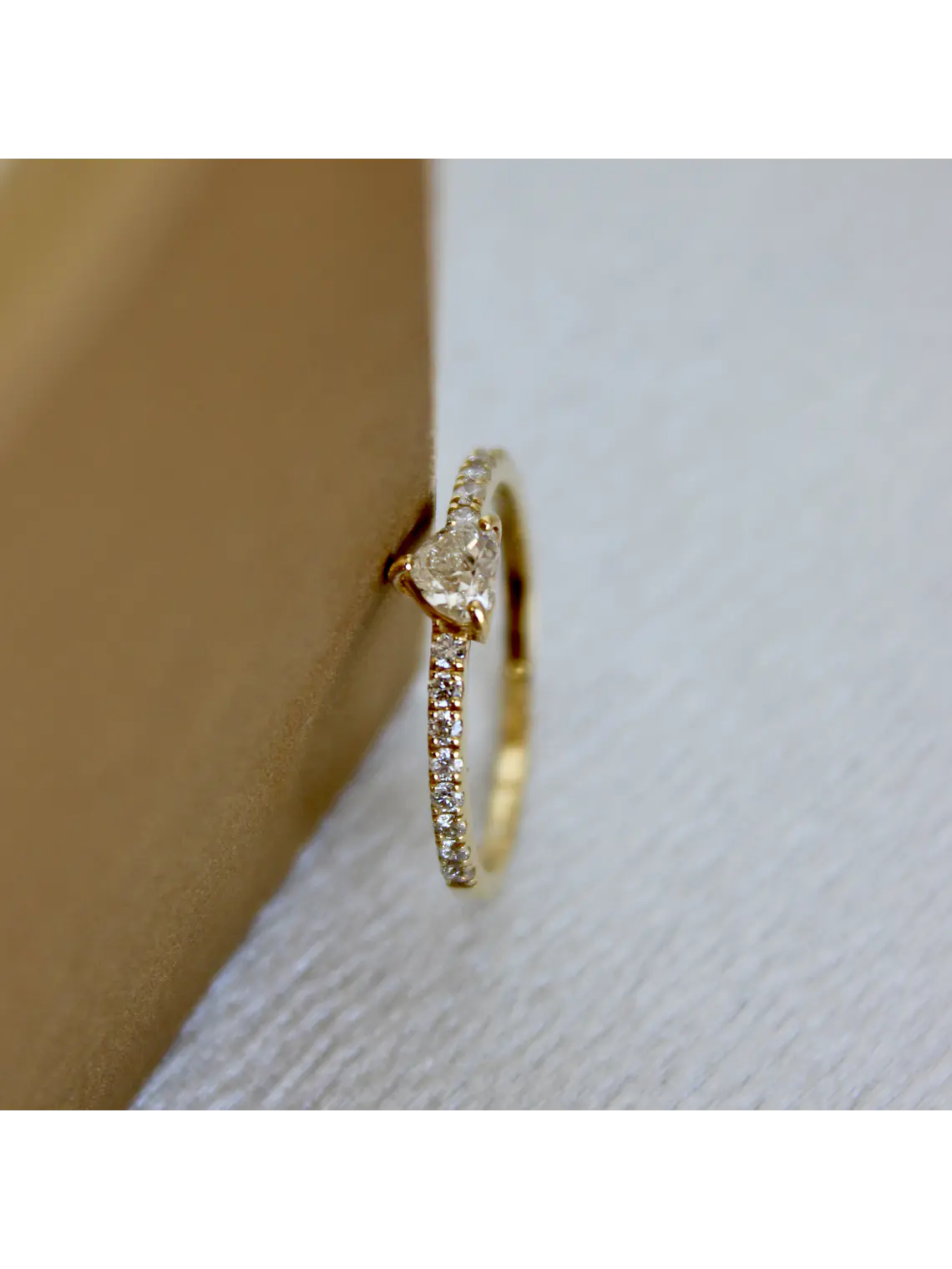 Anillo Solitario Diamante Corazón en Oro Amarillo 18K 2
