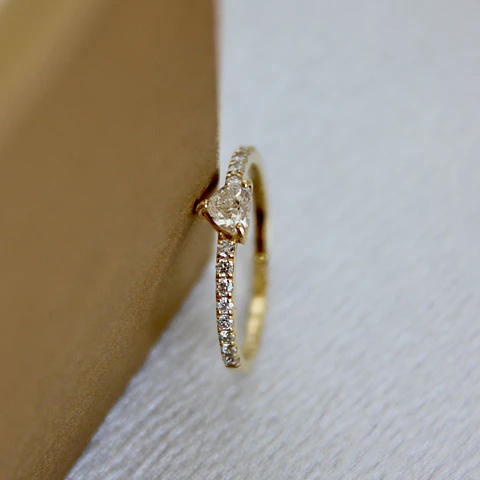 Anillo Solitario Diamante Corazón en Oro Amarillo 18K