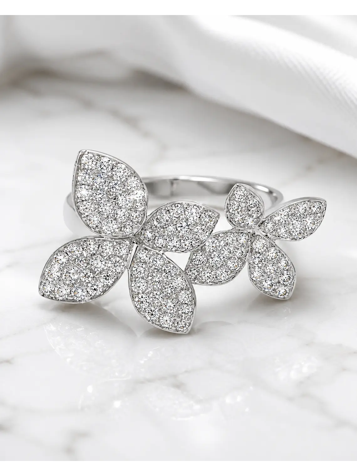 Anillo Solitario Flor Diamantes en Oro Blanco 18K 2