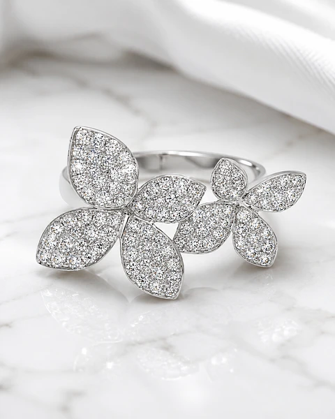 Anillo Solitario Flor Diamantes en Oro Blanco 18K