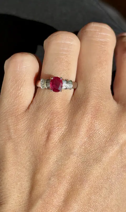Elegante Anillo Rubí Oval Diamantes Baguette Naturales Platino