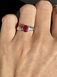 Elegante Anillo Rubí Oval Diamantes Baguette Naturales Platino - Miniatura 2