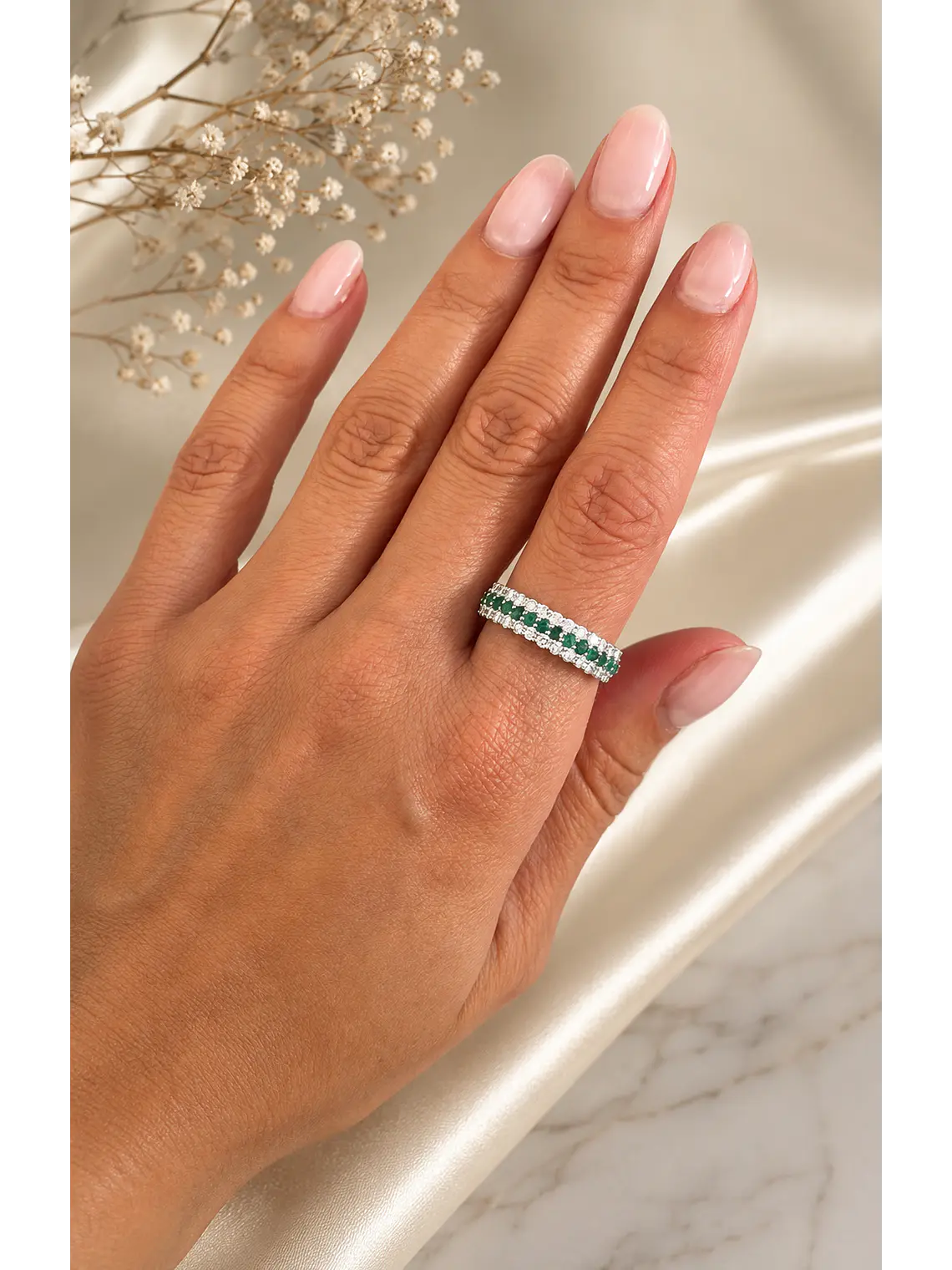 Anillo Medio Cintillo Triple Esmeraldas Diamantes Oro Blanco 18K 3