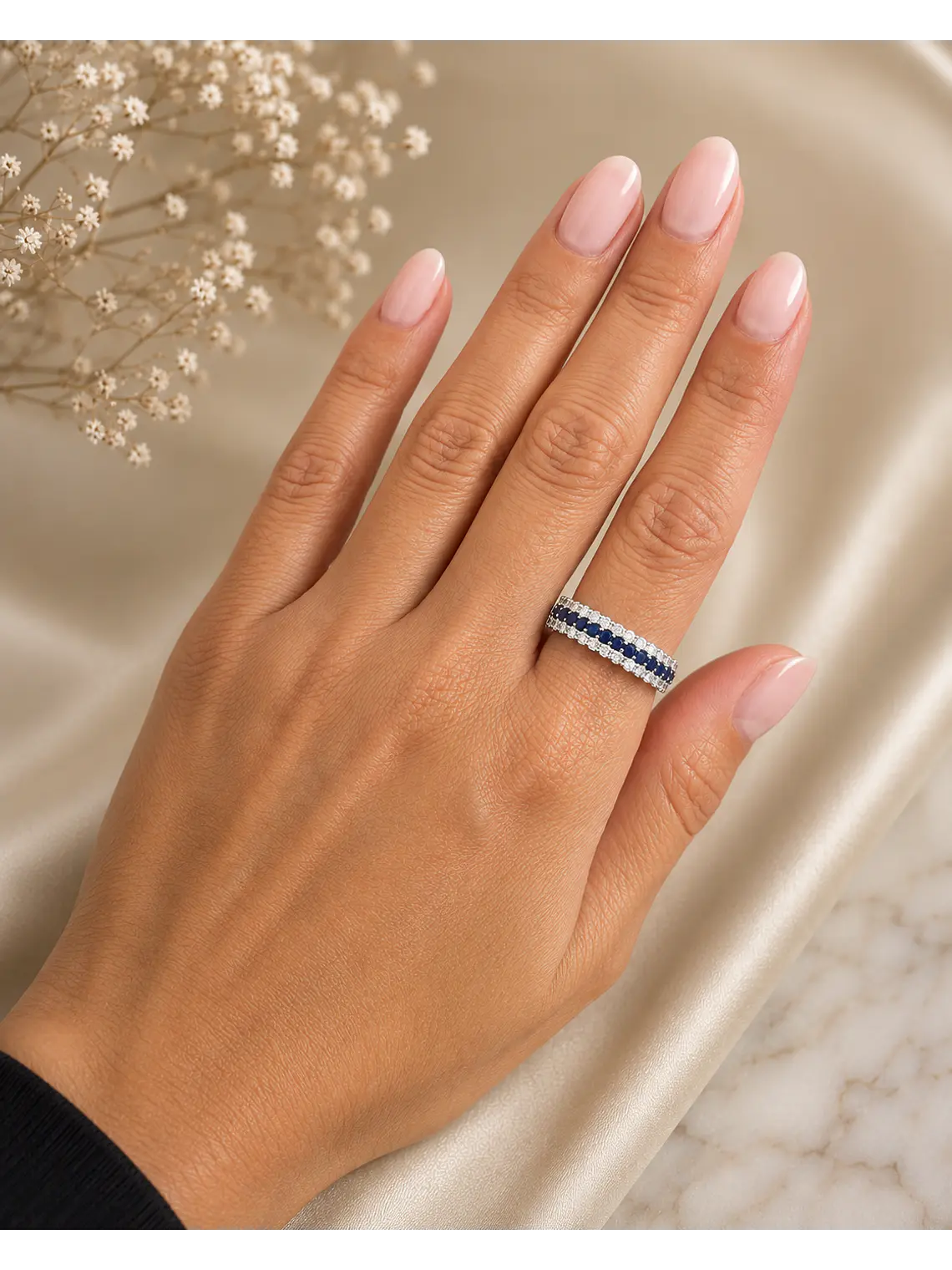 Anillo Medio Cintillo Triple Zafiros Diamantes Oro Blanco 18K 3