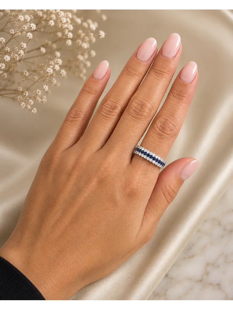 Anillo Medio Cintillo Triple Zafiros Diamantes Oro Blanco 18K 3