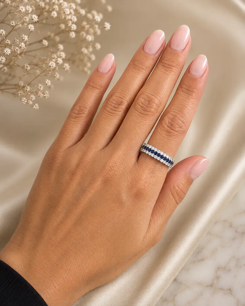 Anillo Medio Cintillo Triple Zafiros Diamantes Oro Blanco 18K