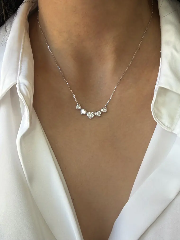 Exclusivo Collar 5 Diamantes Corazones Naturales en Oro Blanco 18K 2