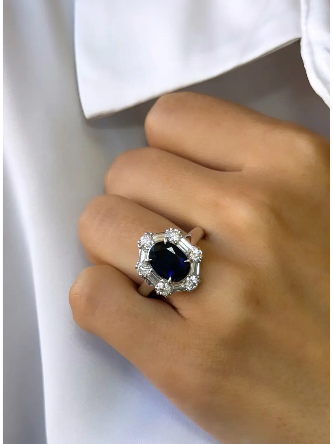 Precioso y Gran Anillo Solitario Zafiro Azul Diamantes Baguette Platino 2