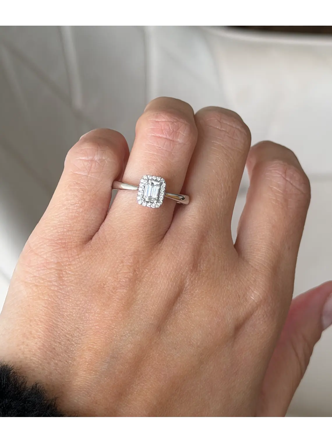 Exclusivo Anillo Solitario Diamante Esmeralda Oro Blanco 18K  2