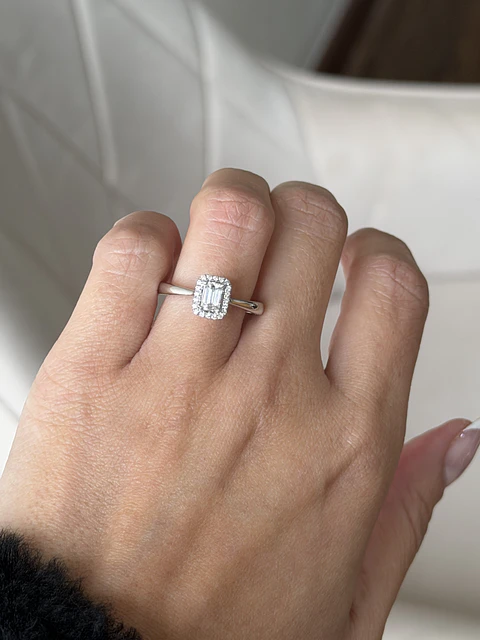 Exclusivo Anillo Solitario Diamante Esmeralda Oro Blanco 18K 