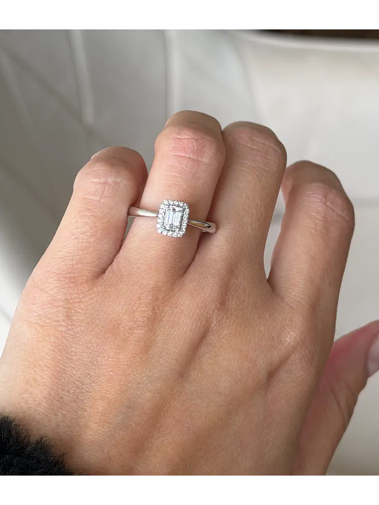 Exclusivo Anillo Solitario Diamante Esmeralda Oro Blanco 18K  2