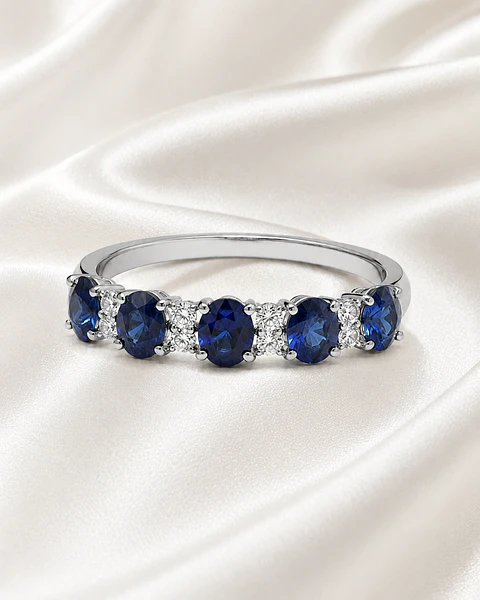 Anillo Cintillo Zafiros y Diamantes Oro Blanco 18K