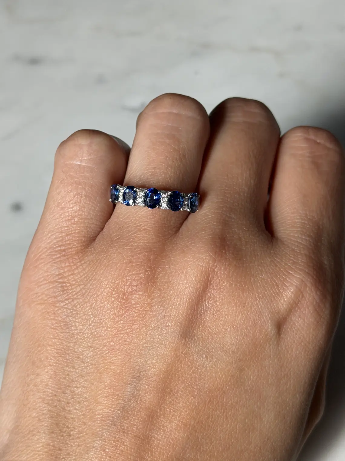 Anillo Cintillo Zafiros y Diamantes Oro Blanco 18K 4