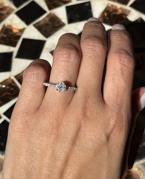 Exclusivo Anillo Solitario Diamantes en Oro Blanco 18K