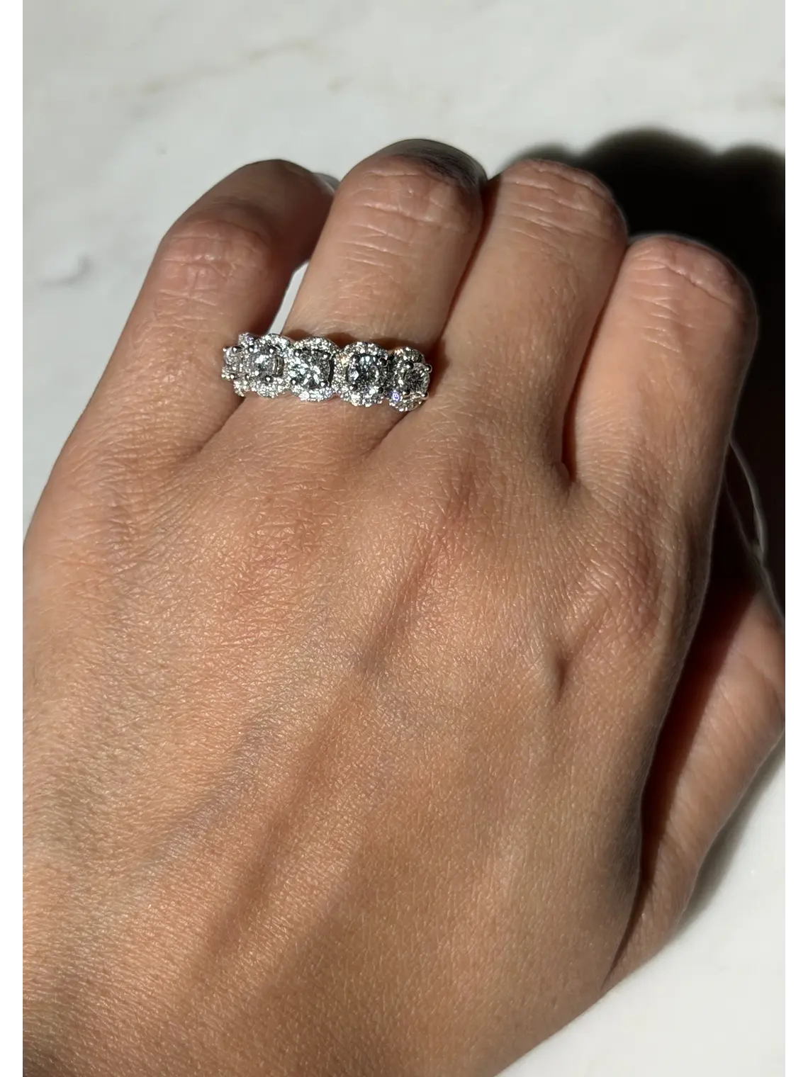 Gran Anillo Cintillo 5 Diamantes con Halo en Oro Blanco 18K 2