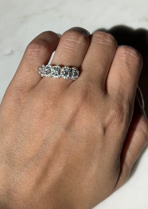 Gran Anillo Cintillo 7 Diamantes con Halo en Oro Blanco 18K