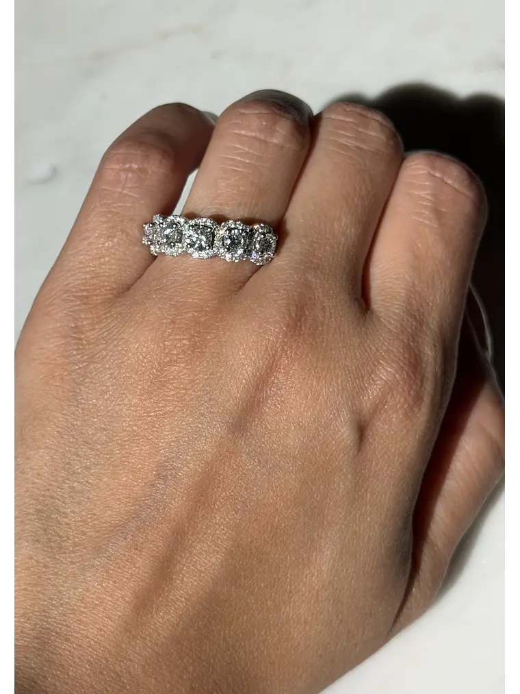 Gran Anillo Cintillo 5 Diamantes con Halo en Oro Blanco 18K 2