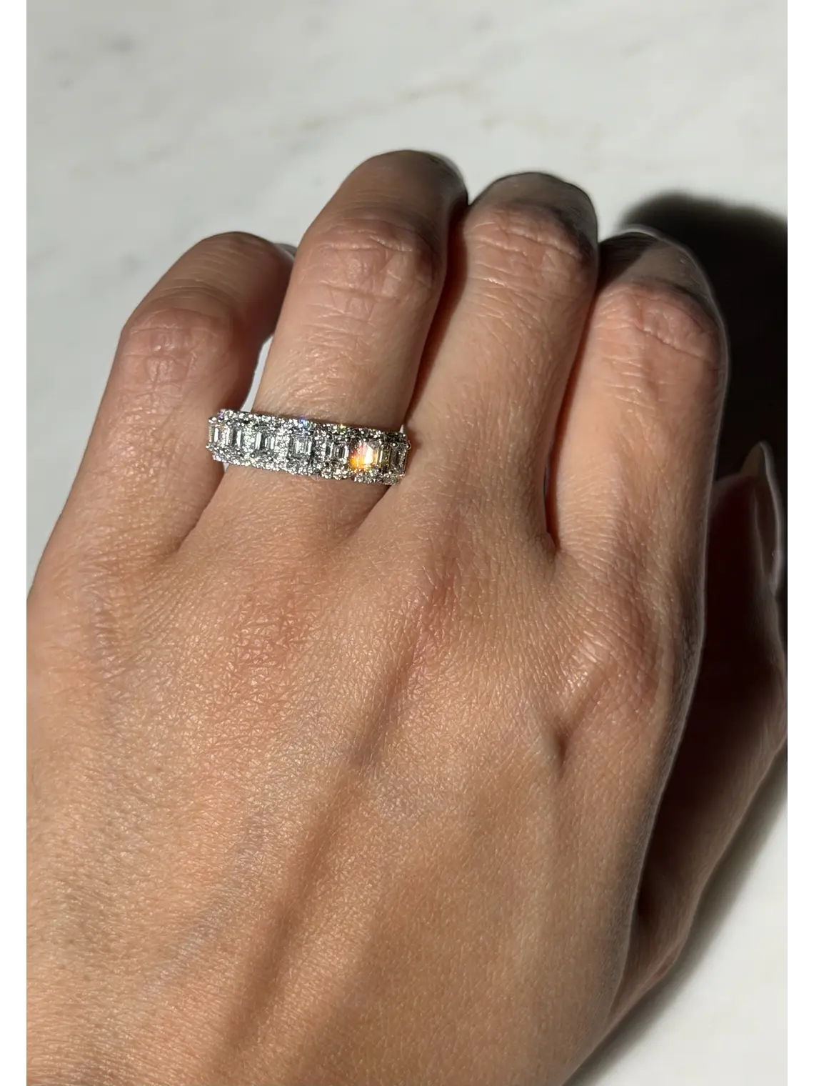 Gran Anillo Cintillo 7 Diamantes con Halo en Oro Blanco 18K 2