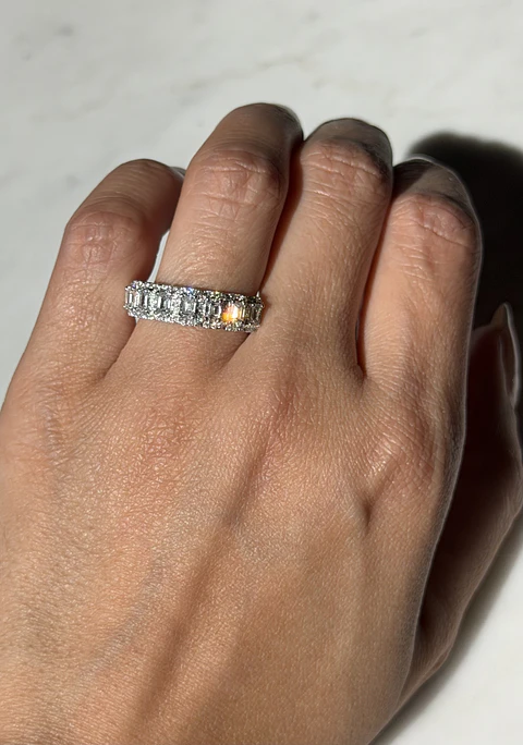 Gran Anillo Cintillo 7 Diamantes con Halo en Oro Blanco 18K