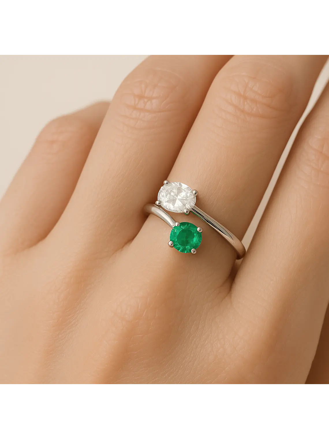 Anillo Preciosa Esmeralda y Diamante Oval en Oro Blanco 18K 2