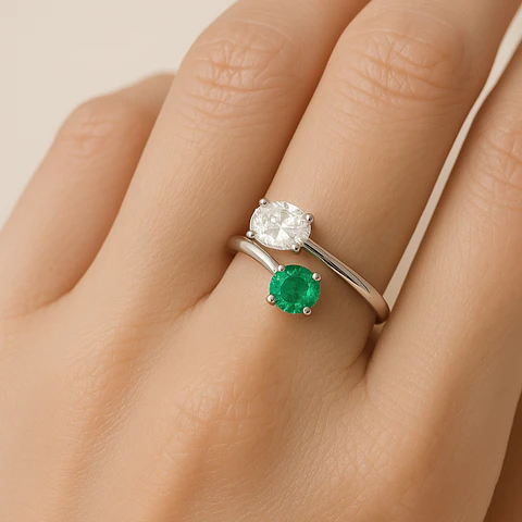 Anillo Preciosa Esmeralda y Diamante Oval en Oro Blanco 18K