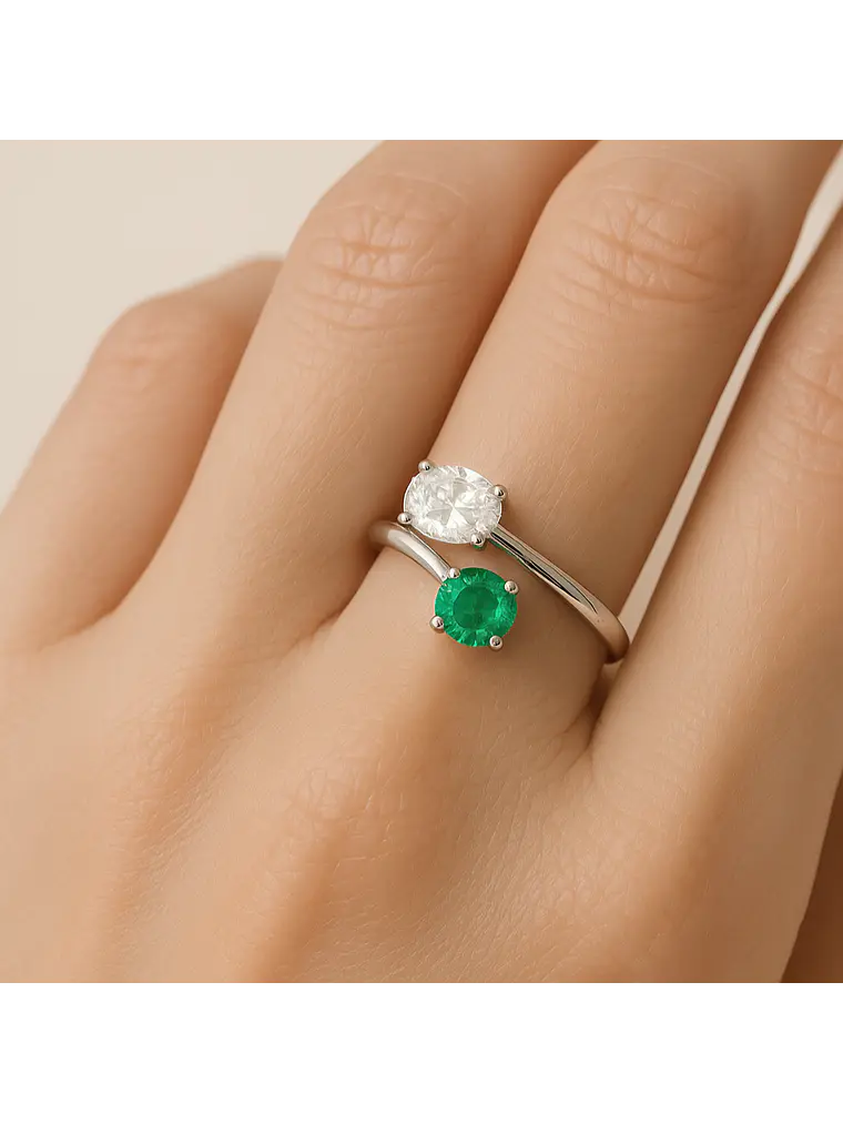 Anillo Preciosa Esmeralda y Diamante Oval en Oro Blanco 18K 2