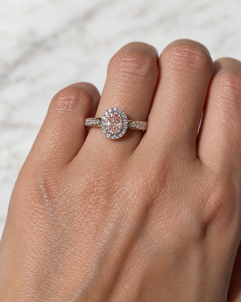 Anillo Forma Oval Diamantes Rosados Naturales Oro Blanco 18K