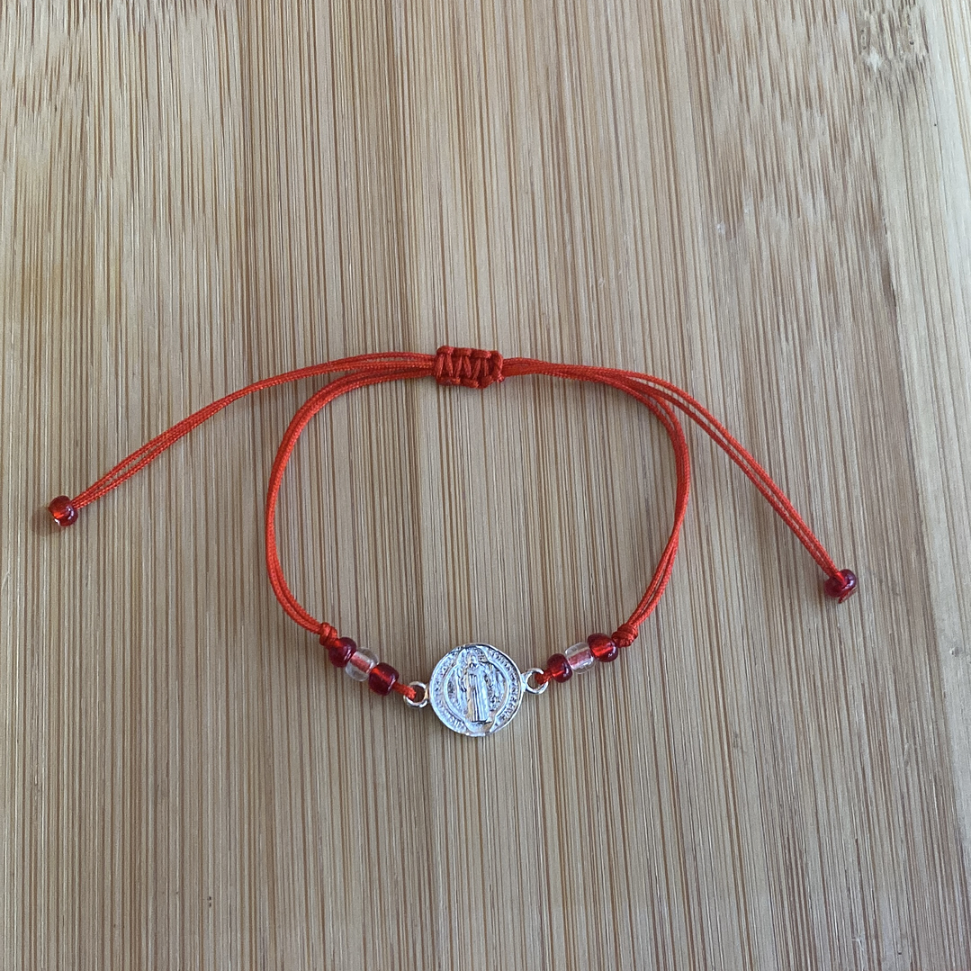 Pulsera de hilo rojo con San Benito 1
