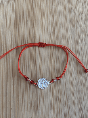 Pulsera de hilo rojo con San Benito