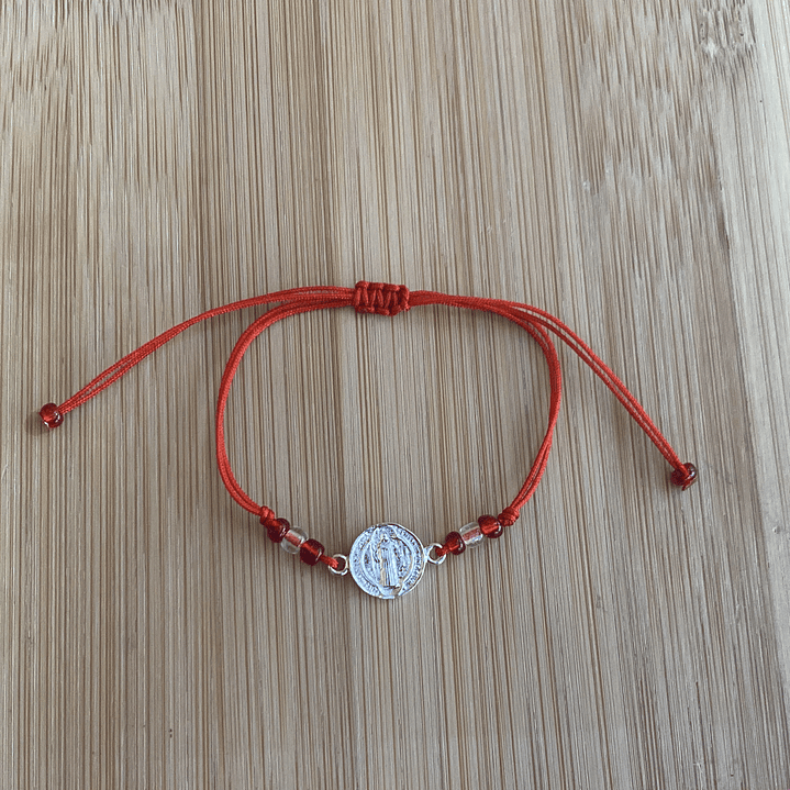 Pulsera de hilo rojo con San Benito 1