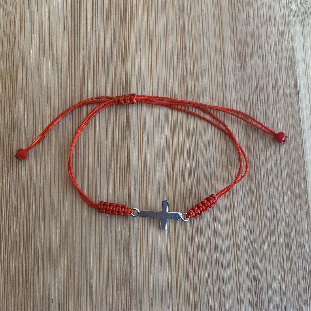 Pulsera de hilo con con una Cruz 1