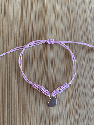 Pulsera de hilo rosada con colgante de corazón