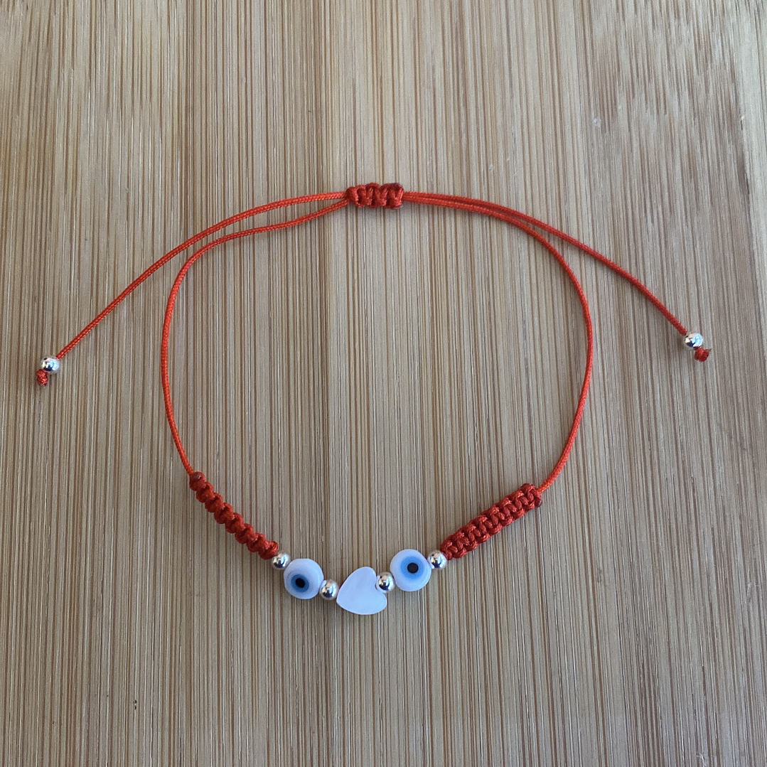 Pulsera de hilo rojo con corazón de nacar y con ojo turco 1