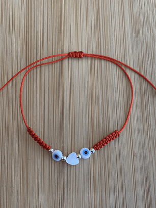 Pulsera de hilo rojo con corazón de nacar y con ojo turco