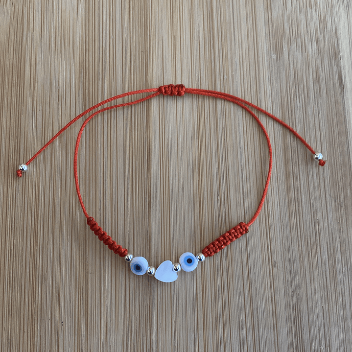 Pulsera de hilo rojo con corazón de nacar y con ojo turco 1