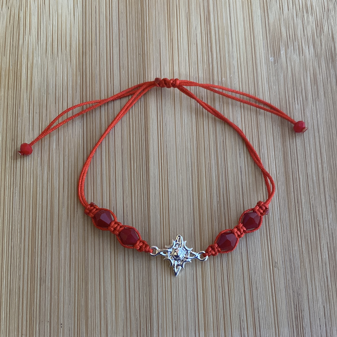 Pulsera de hilo rojo con nudo de bruja 1