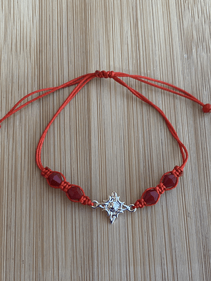 Pulsera de hilo rojo con nudo de bruja