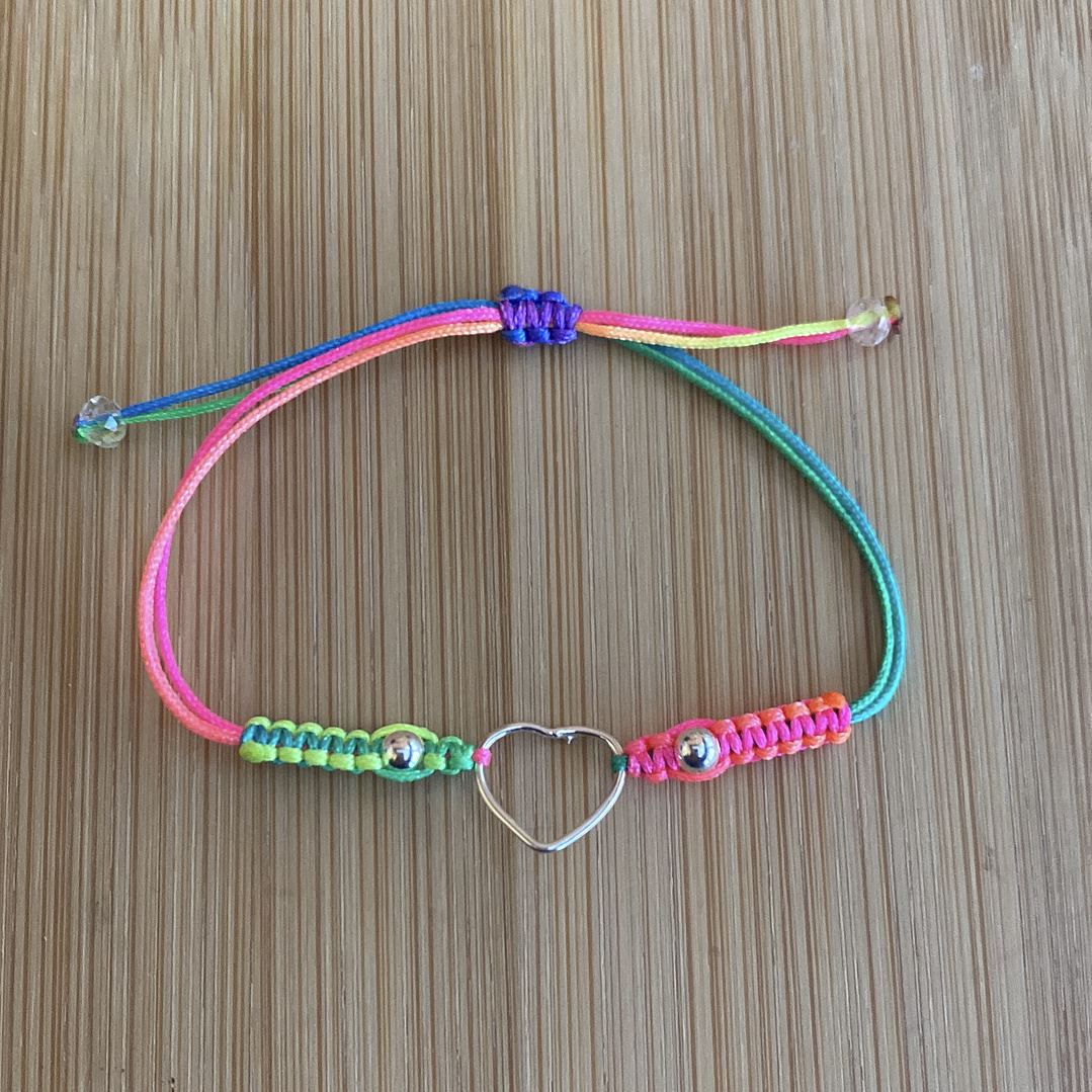 Pulsera de hilo multicolor con corazón 1
