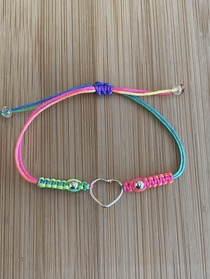 Pulsera de hilo multicolor con corazón