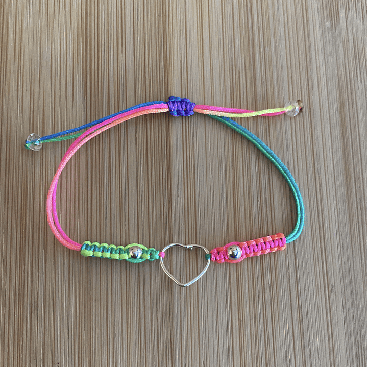 Pulsera de hilo multicolor con corazón 1