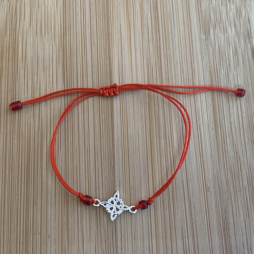 Pulsera de hilo rojo con nudo de bruja 1