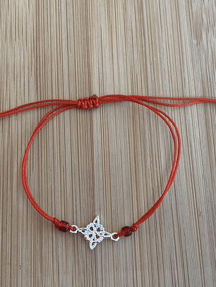 Pulsera de hilo rojo con nudo de bruja