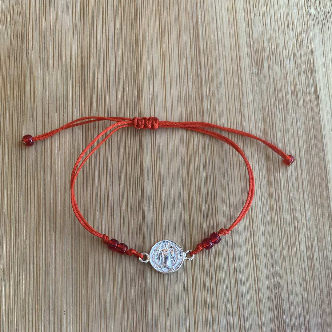 Pulsera de hilo rojo con San Benito 1