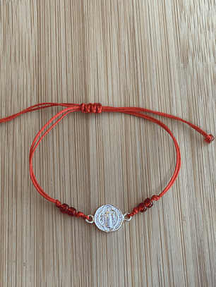 Pulsera de hilo rojo con San Benito