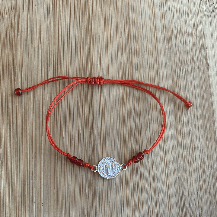 Pulsera de hilo rojo con San Benito 1