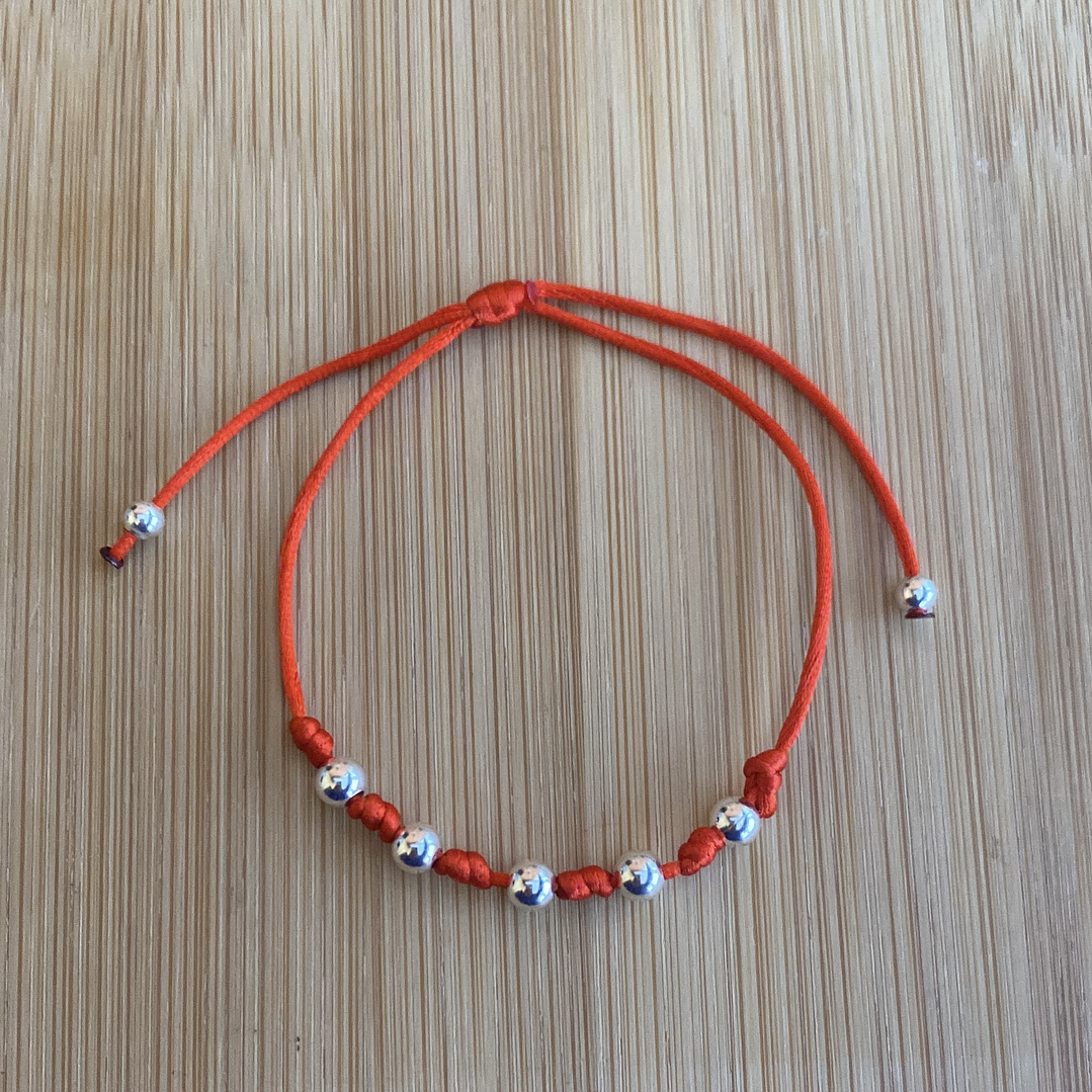 Pulsera de hilo rojo con bolitas de plata  1