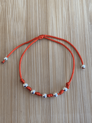 Pulsera de hilo rojo con bolitas de plata 